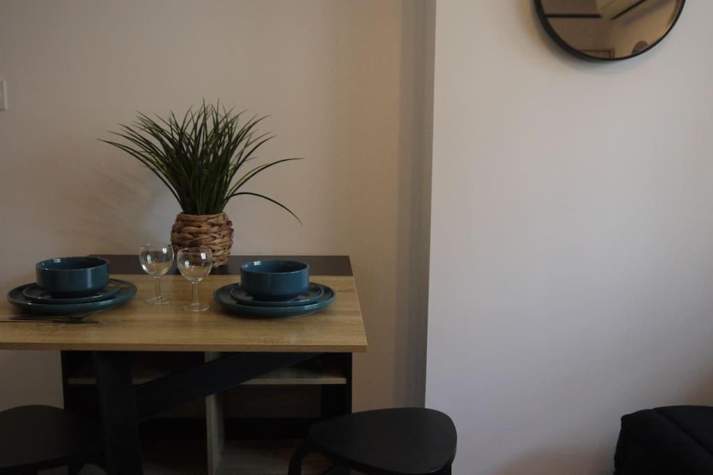 Apartament Petit Cocon Douillet Climatise Pour 2 Pers La Crau Zewnętrze zdjęcie